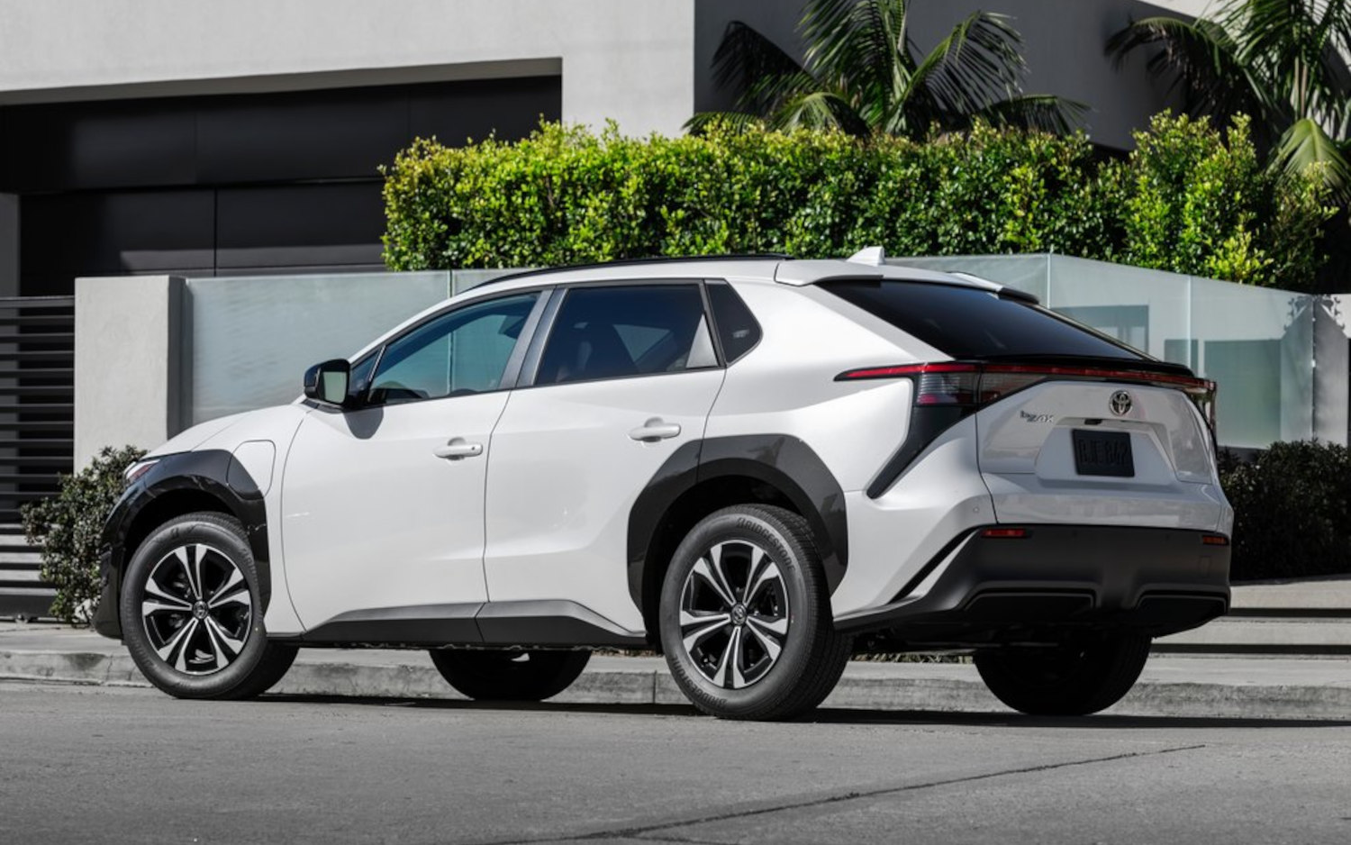Toyota bZ4X XLE FWD 2023 | SUV Drive